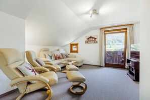 TV - Vacation apartment with balcony and mountain view, 72 sqm in a central location (Reit im Winkl)