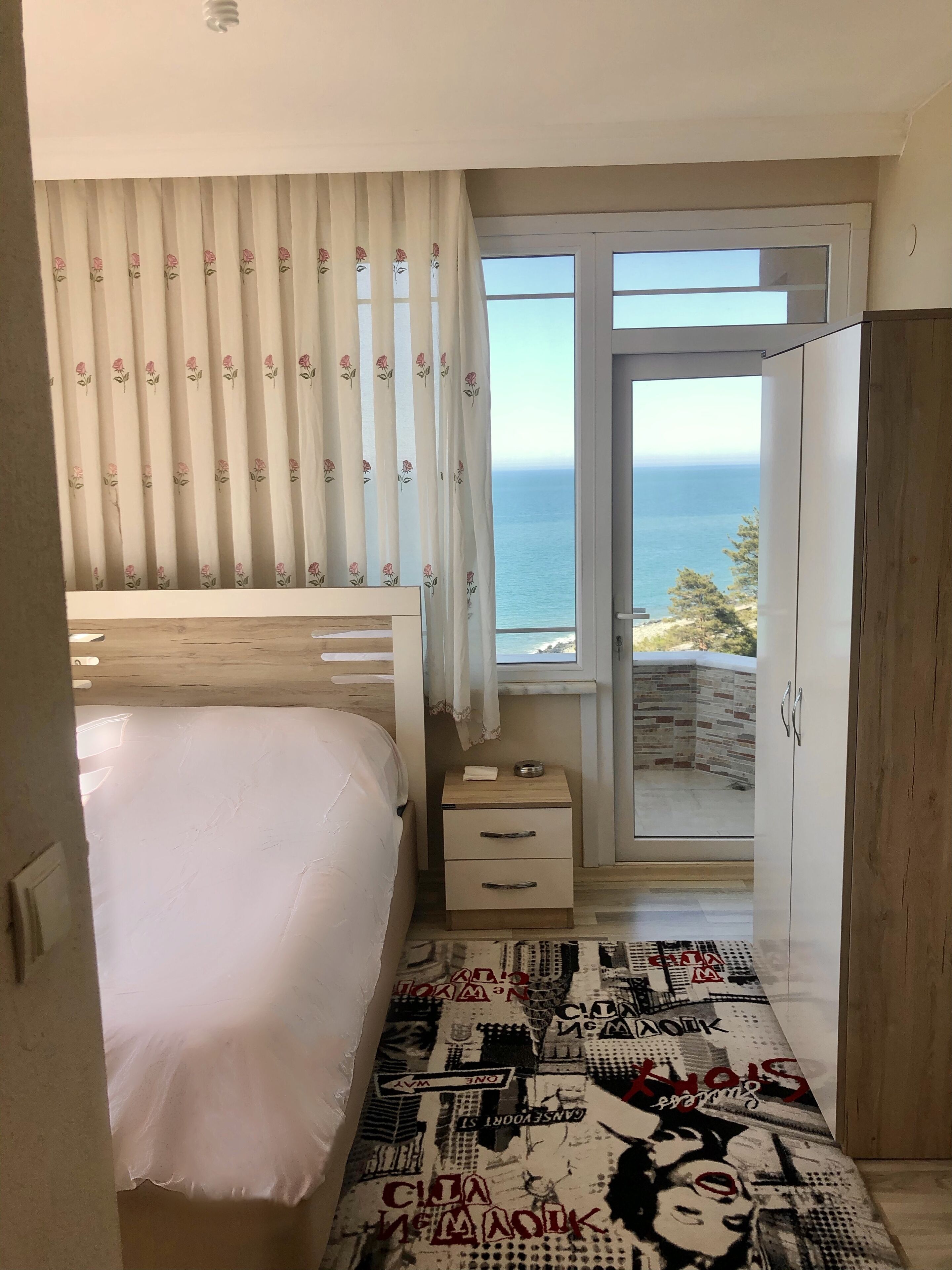 Escritorio, espacio para trabajar con laptop y wifi gratis 