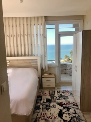 Työpöytä, kannettavalle tietokoneelle sopiva työtila, ilmainen Wi-Fi