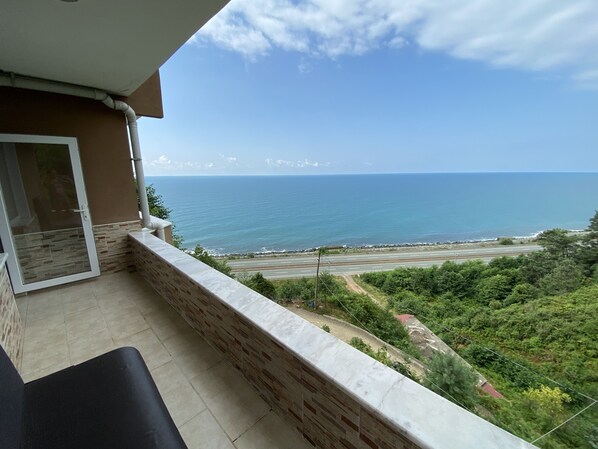 Schreibtisch, laptopgeeigneter Arbeitsplatz, kostenloses WLAN