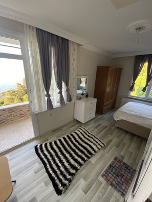 Schreibtisch, laptopgeeigneter Arbeitsplatz, kostenloses WLAN