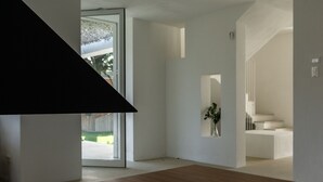 Interior - Luz y Pinos; vistas al mar y los pinos (Roche)