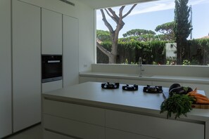 Refrigerador, microondas, horno y lavavajillas 