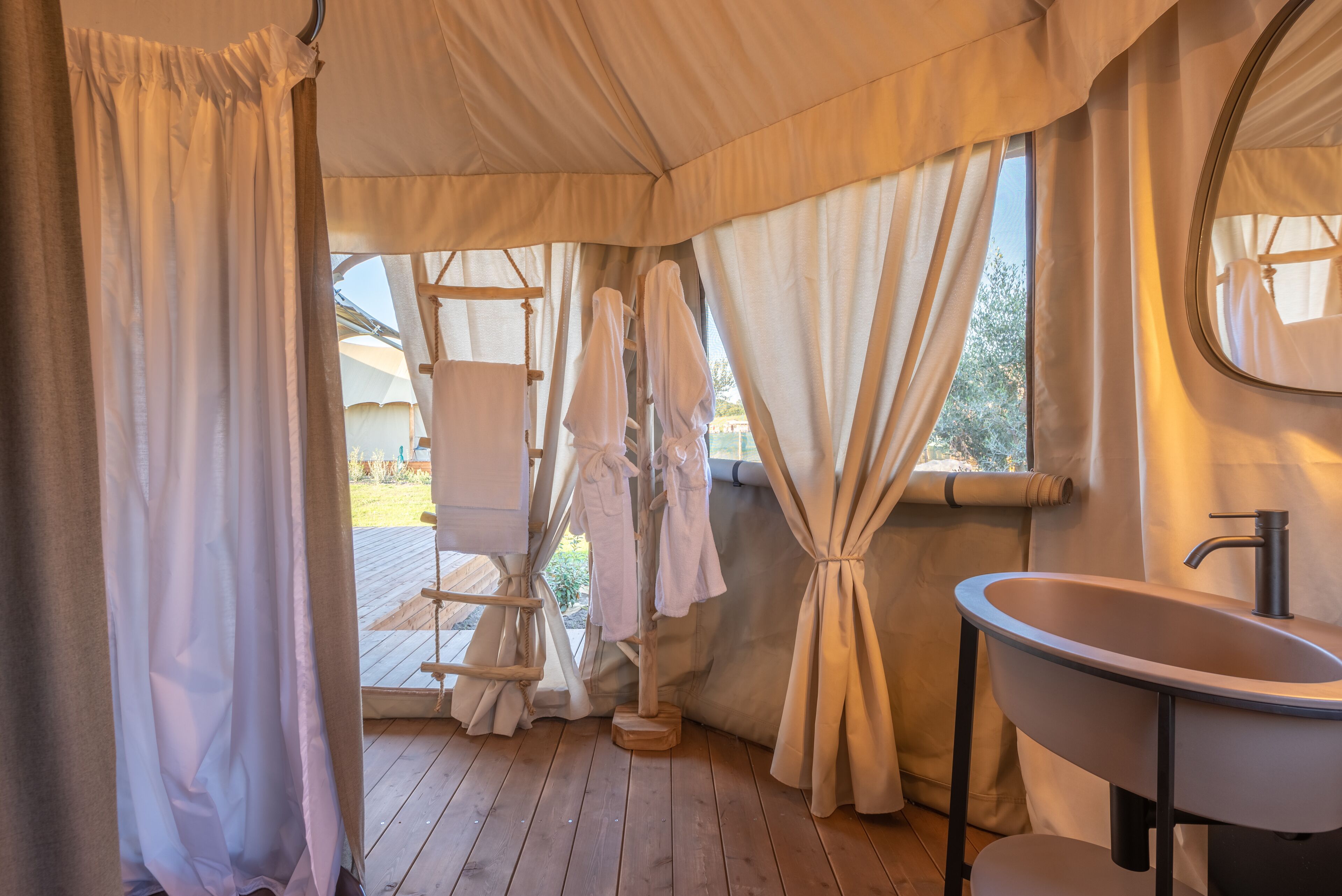 Elite-Zelt | Badezimmer | Dusche, Regendusche, umweltfreundliche Kosmetikartikel, Haartrockner