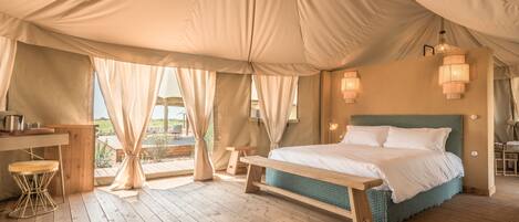 Tienda de campaña Confort | 1 habitación, edredón, minibar y caja de seguridad en la habitación