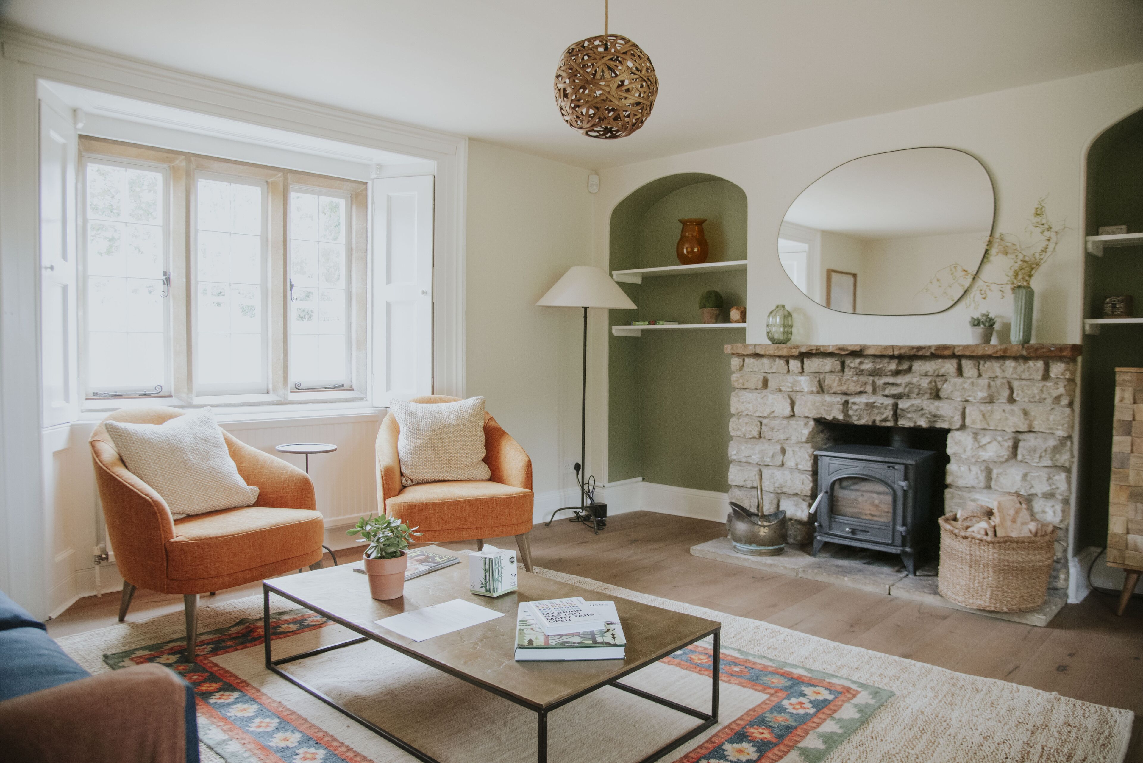 family cottage, 3 bedrooms, non smoking | living room | 32-inch led tv with cable channels, books