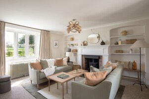 Luxe huis | Woonruimte | Een 32-inch ledtelevisie met kabelzenders en boeken