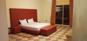 6 bedrooms, iron/ironing board, bed sheets