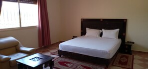 6 bedrooms, iron/ironing board, bed sheets