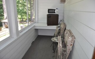 Deluxe Queen with Porch | Balcony