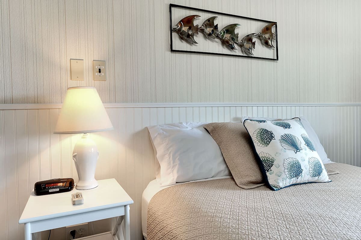 Quarto luxo, 2 camas Queen | Roupas de cama premium, ferros/tábuas de passar roupa, Wi-Fi de cortesia