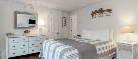 Deluxe Queen with Kitchenette | Premium bedding, iron/ironing board, free WiFi, bed sheets