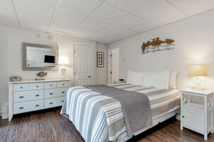 Deluxe Queen with Kitchenette | Premium bedding, iron/ironing board, free WiFi, bed sheets