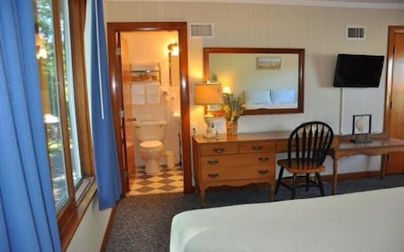 Deluxe Double, River View, Room 6 | Premium bedding, iron/ironing board, free WiFi, bed sheets