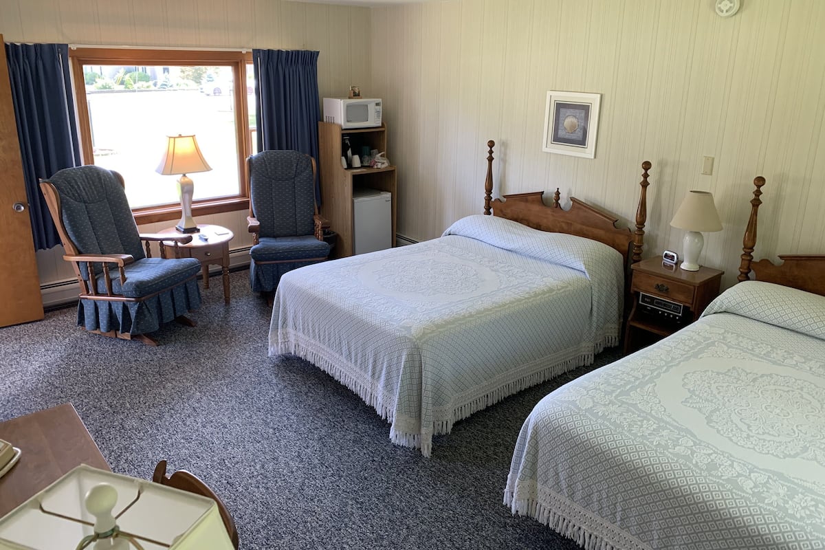Quarto luxo, 2 camas Queen | Roupas de cama premium, ferros/tábuas de passar roupa, Wi-Fi de cortesia