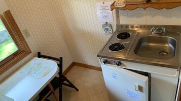 Deluxe Room, 2 Queen Beds with Kitchenette | Private kitchen | Mini-fridge, microwave, coffee/tea maker, toaster