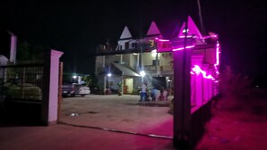 Fachada de la propiedad por la tarde o noche