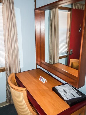 Deluxe Queen | In-room dining - The Gold Pan Motel (Eagle Nest)