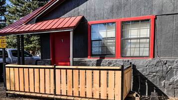 Deluxe King | Bathroom | Shower, free toiletries, towels, shampoo