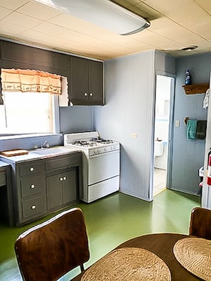 Private kitchen - The Gold Pan Motel (Eagle Nest)