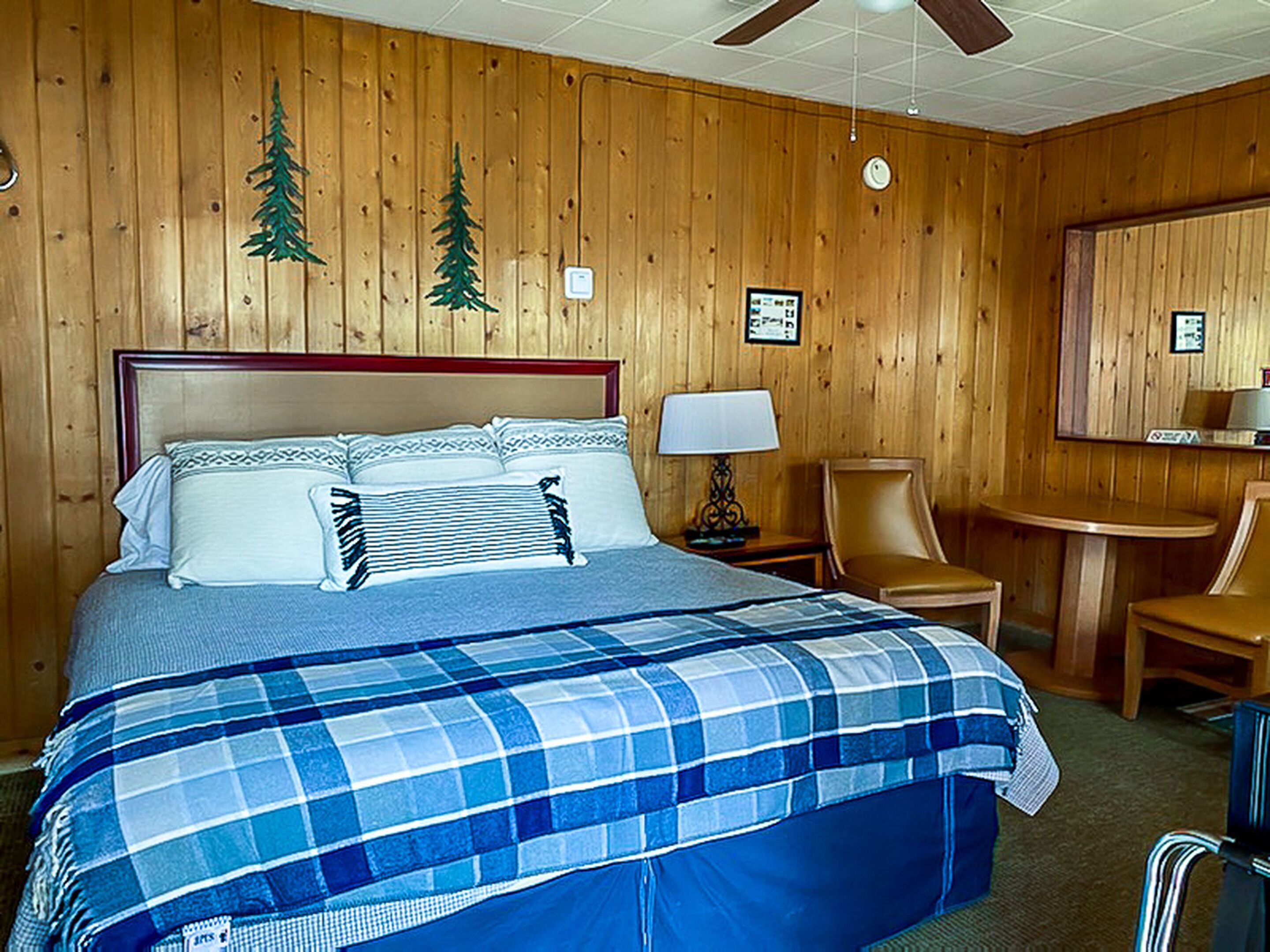 Deluxe King | Individually decorated, individually furnished, free WiFi