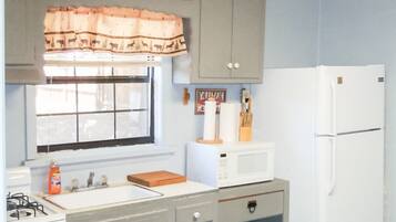 Double Queen with Full Kitchen | Private kitchen | Mini-fridge, microwave, coffee/tea maker, cookware/dishes/utensils