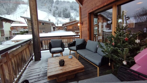 A wooden deck with a sofa, chairs, and a table. - GUEST CHALET WHITE FANG / CROC BLANC CHALET RELAXING 4 SAISONS (Morzine)