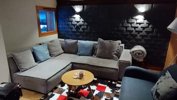 Una televisión, un reproductor estéreo, una impresora