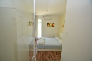 5 عدّة غرف نوم وخزنة داخل الغرفة ومكواة/لوح كي وأسرّة أطفال/رضّع