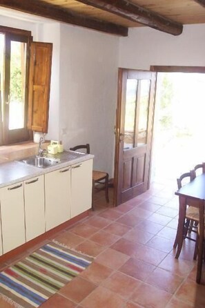 ثلاجة، موقد طهي مسطح، ماكينة لصنع القهوة/الشاي