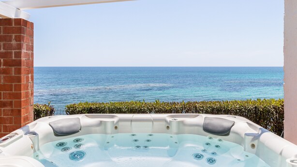 Un bain à remous avec vue sur l’océan.