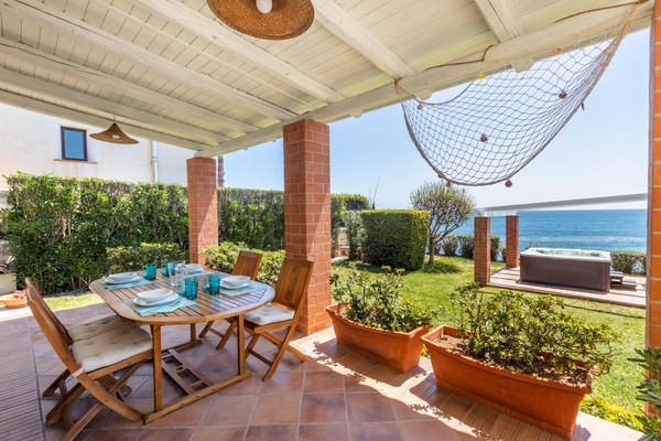 屋外ダイニングエリア