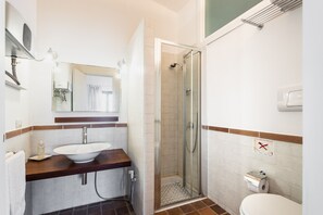 Haartrockner, Bidet, Handtücher, Seife