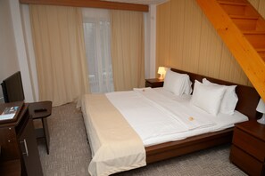 Minibar, decoración personalizada, muebles diferentes y escritorio 