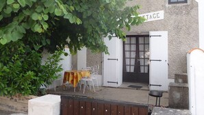 A rustic building with a sign reading "TAGE". - House in Barbâtre on the Ile de Noirmoutier. Wifi La Cheminée 56 m2 -------- (Barbâtre)