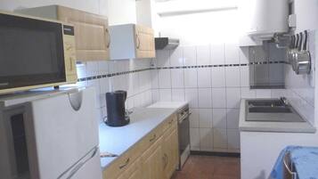 Refrigerador, microondas, horno y cafetera y tetera