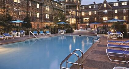 Resort near Brick Market and Goat Island