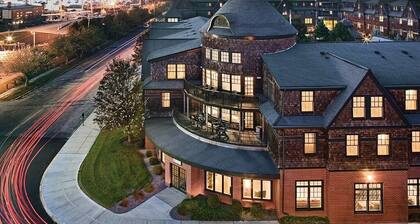 Resort near Brick Market and Goat Island