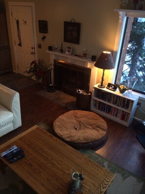 Smart-TV, Kamin, DVD-Player, Bücher