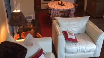 Smart-TV, Kamin, DVD-Player, Bücher