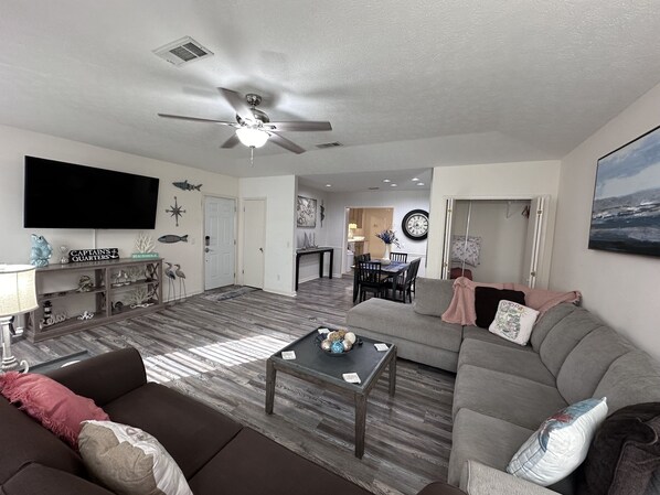 Smart TV - Family Ready: POOL :3BR/2BA Beach Cottage: Less than a block from Beach: WIFI (Panama City Beach)