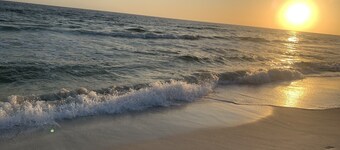 Family Ready: POOL :3BR/2BA Beach Cottage: Less than a block from Beach: WIFI