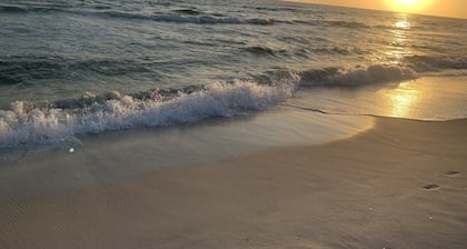 Family Ready: POOL :3BR/2BA Beach Cottage: Less than a block from Beach: WIFI