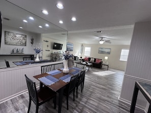 Dining - Family Ready: POOL :3BR/2BA Beach Cottage: Less than a block from Beach: WIFI (Panama City Beach)