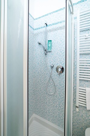 Shower, hair dryer, towels, toilet paper - Regarda -Blue View 1  apartment with lake view, 1 bedroom, pool (Bardolino)