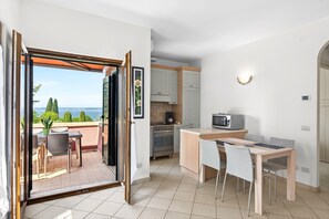 Dining - Regarda -Blue View 1  apartment with lake view, 1 bedroom, pool (Bardolino)