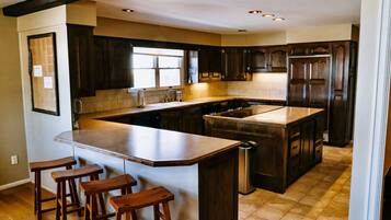 冷蔵庫、電子レンジ、オーブン、コンロ