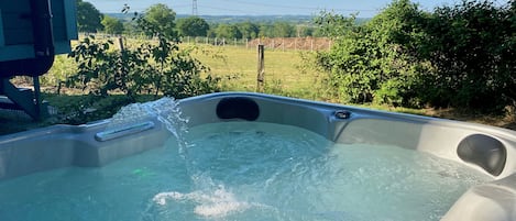 Outdoor spa tub