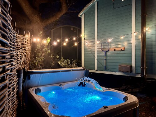 Extra-large luxury Shepherd's Hut, private hot tub, Smart TV, wifi, fab views.