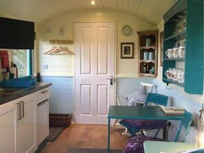 Fridge, oven, stovetop, coffee/tea maker